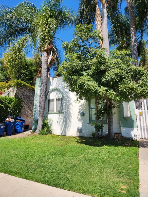 806 N Poinsettia Pl in Los Angeles, CA - Building Photo - Building Photo
