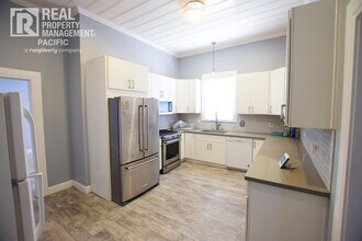 1721 11th Ave in Oakland, CA - Building Photo - Building Photo