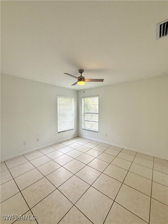 5531 Teak Wood Dr in Naples, FL - Foto de edificio