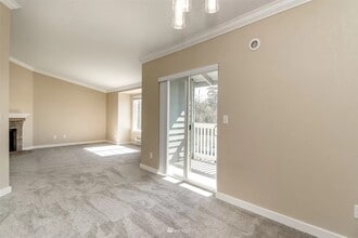 23410 18th Ave S, Unit D301 in Des Moines, WA - Building Photo - Building Photo