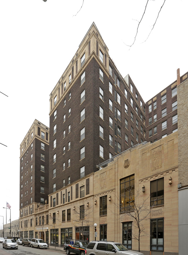 Lowry Apartments in St. Paul, MN - Foto de edificio - Building Photo