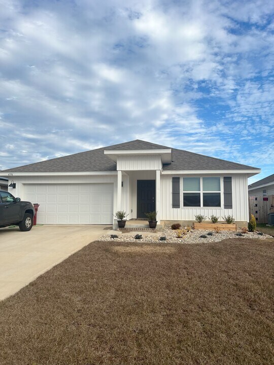 4396 Winged Elm Ct in Pace, FL - Building Photo