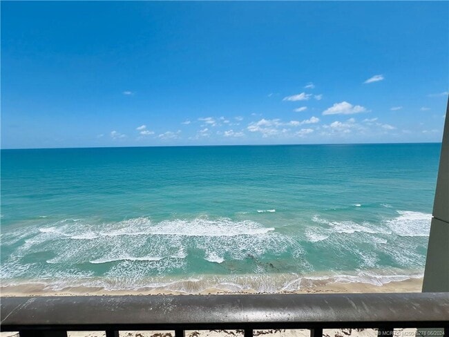 8750 S Ocean Dr in Jensen Beach, FL - Foto de edificio - Building Photo