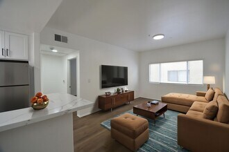 11311 Morrison St in Los Angeles, CA - Building Photo - Building Photo