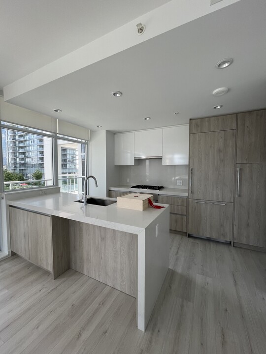 6080 Mckay Av in Burnaby, BC - Building Photo