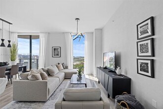 101 Diplomat Pkwy, Unit 0710 in Hallandale Beach, FL - Foto de edificio - Building Photo