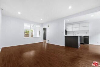 612 Huntley Dr in West Hollywood, CA - Foto de edificio - Building Photo