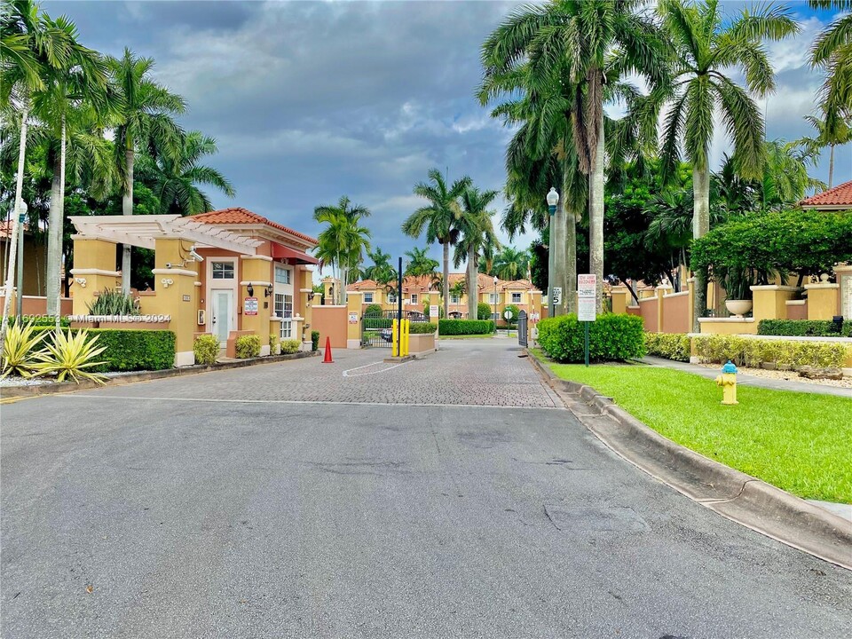 728 SW 106th Ave in Pembroke Pines, FL - Foto de edificio