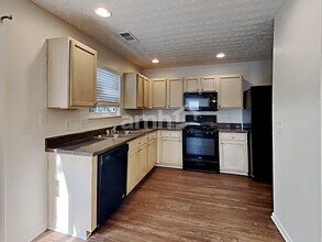 330 Meadows Ln in Canton, GA - Building Photo - Building Photo