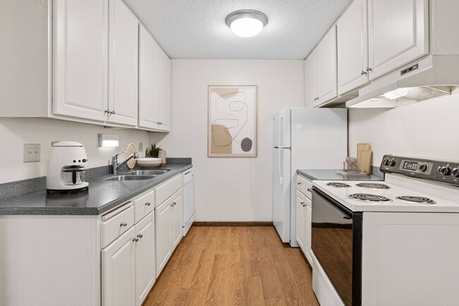 Plymouth Pointe in Plymouth, MN - Foto de edificio - Building Photo