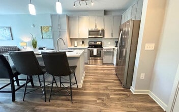 6400 Blue Stone Rd in Sandy Springs, GA - Foto de edificio - Building Photo