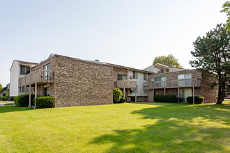 Fairmount Meadows Apartments in Milwaukee, WI - Building Photo - Building Photo