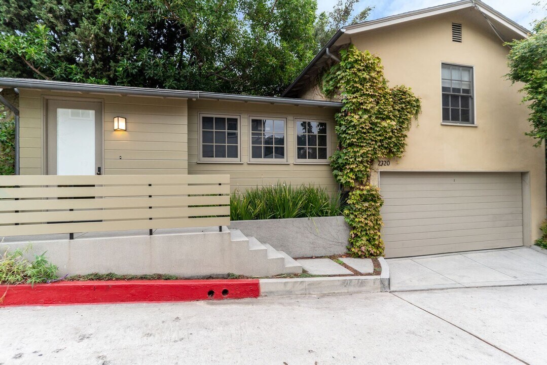 2320 Cheremoya Ave in Los Angeles, CA - Building Photo