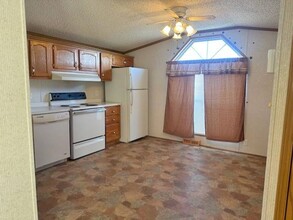 14876 Washington Rd in West Burlington, IA - Building Photo - Building Photo