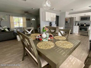 1241 Bard Ln NE in Palm Bay, FL - Foto de edificio - Building Photo