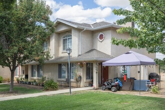 Hudson Bay Apartments in Galt, CA - Building Photo - Building Photo