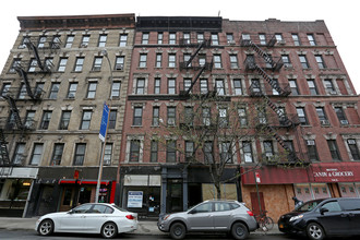 Avenue B East Village in New York, NY - Foto de edificio - Building Photo