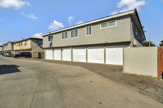 977 Valencia St in Costa Mesa, CA - Building Photo - Building Photo