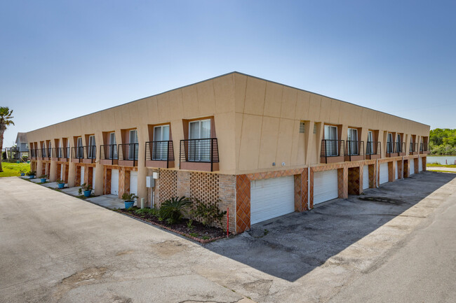 Seabreeze Condominiums in Seabrook, TX - Building Photo - Building Photo