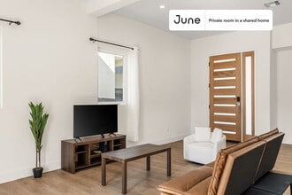 Private bedroom in 4 bed/4 bath Home in Los Angeles, CA - Building Photo - Building Photo