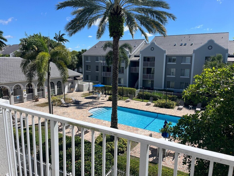 655 SW 111th Way in Pembroke Pines, FL - Building Photo