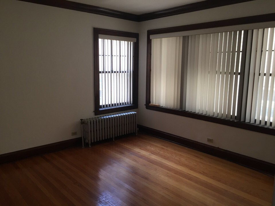 1923 W Belle Plaine Ave in Chicago, IL - Building Photo