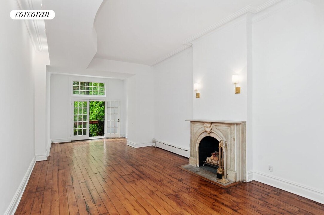 208 E 78th St in New York, NY - Building Photo