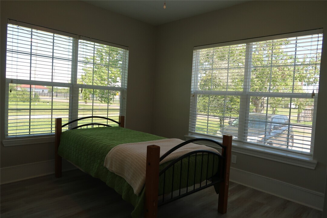 2717 Avenue D in Dickinson, TX - Foto de edificio