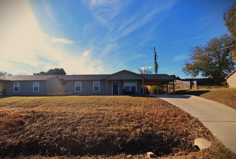 1307 S Iowa Ave in Chandler, OK - Building Photo