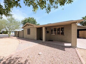 2443 E Earll Dr in Phoenix, AZ - Building Photo - Building Photo