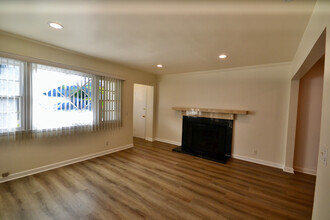 22513 Clarendon St in Woodland Hills, CA - Building Photo - Building Photo