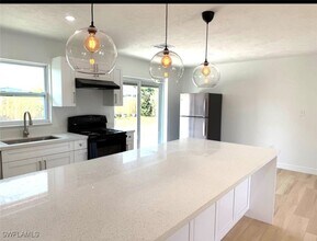 1387 Hernando St in Naples, FL - Foto de edificio - Building Photo