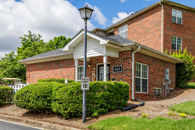 Grand Summit in Greensboro, NC - Building Photo - Building Photo