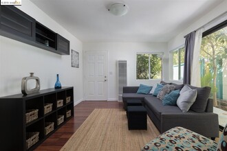 1654 San Pablo Ave, Unit D in Berkeley, CA - Foto de edificio - Building Photo