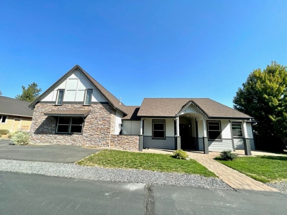 20991 Miramar Dr in Bend, OR - Building Photo