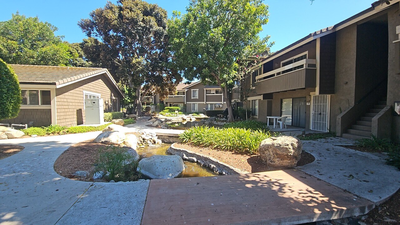 199 Springview in Irvine, CA - Building Photo