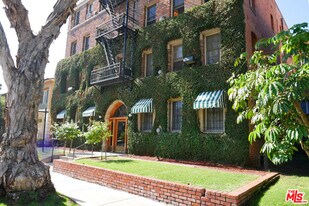 611 Cloverdale Ave in Los Angeles, CA - Building Photo