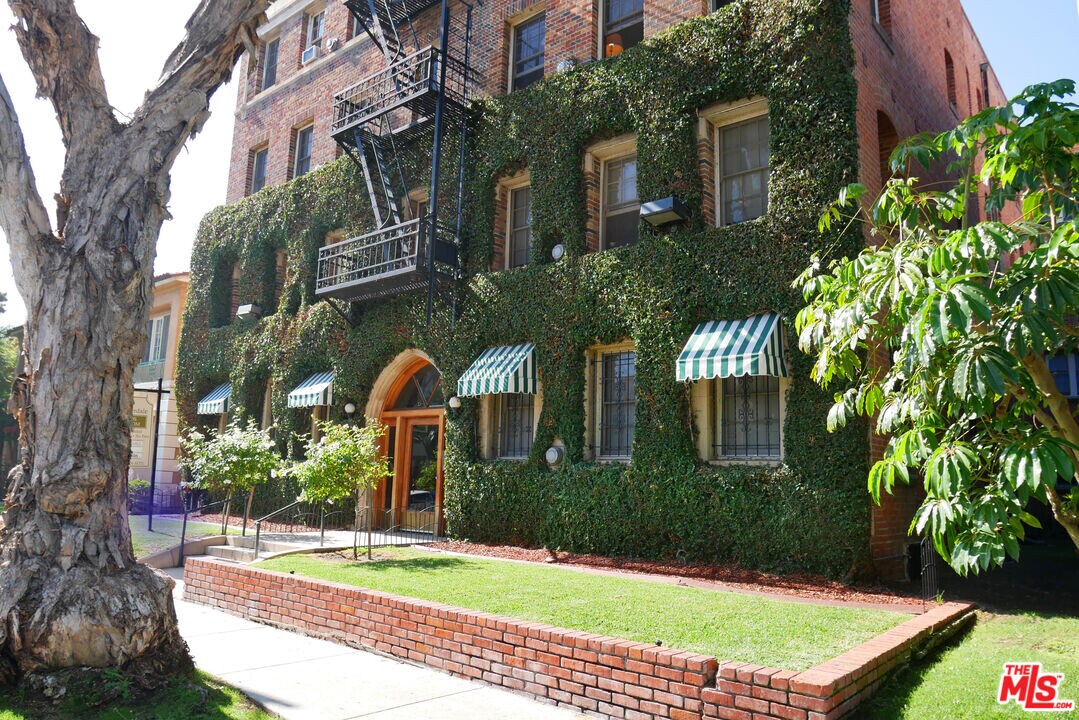 611 Cloverdale Ave in Los Angeles, CA - Building Photo