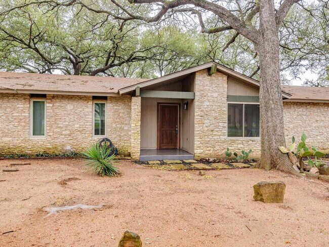 9805 Murmuring Creek Dr in Austin, TX - Foto de edificio - Building Photo