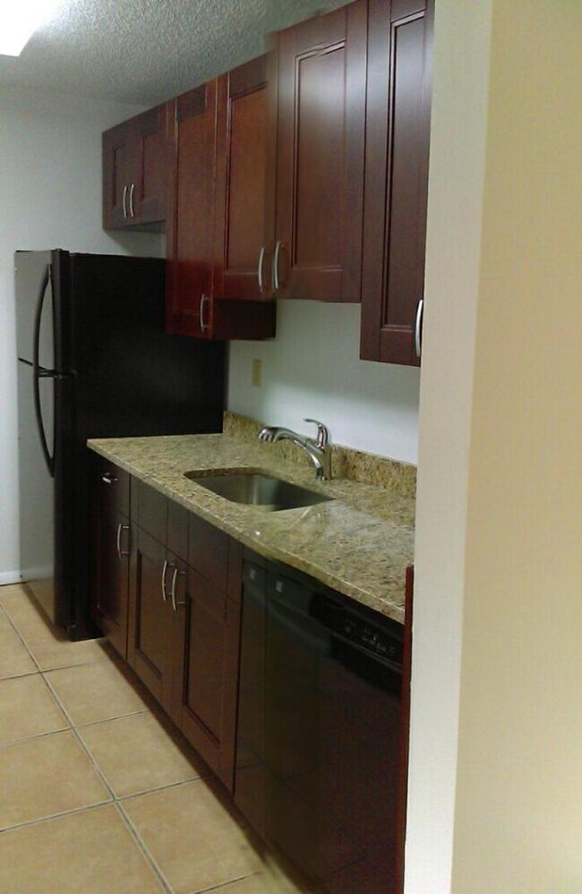 1129 Lake Victoria Dr in Royal Palm Beach, FL - Building Photo - Building Photo