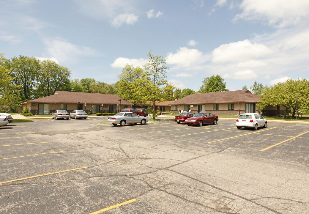 Country Glen in Howell, MI - Building Photo