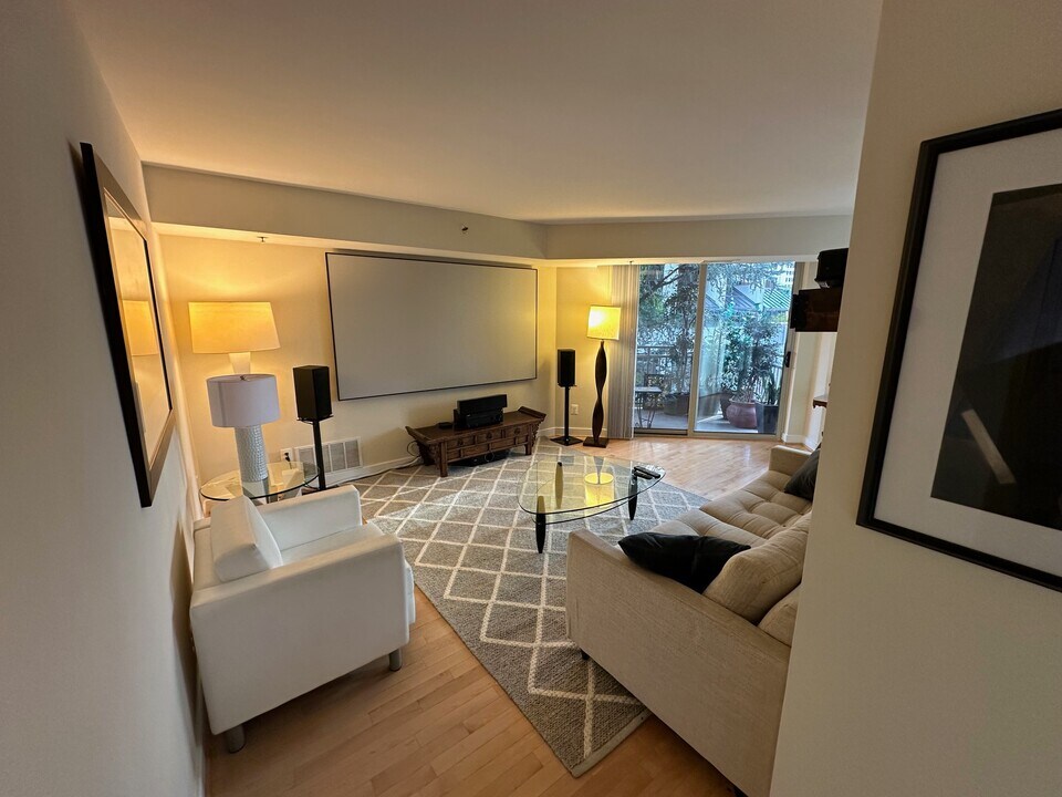 7500 Woodmont Ave, Unit 407 in Bethesda, MD - Foto de edificio