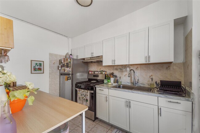 37 Hendrix St in Brooklyn, NY - Building Photo - Building Photo