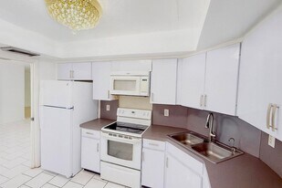 1739 Embassy Dr in West Palm Beach, FL - Building Photo