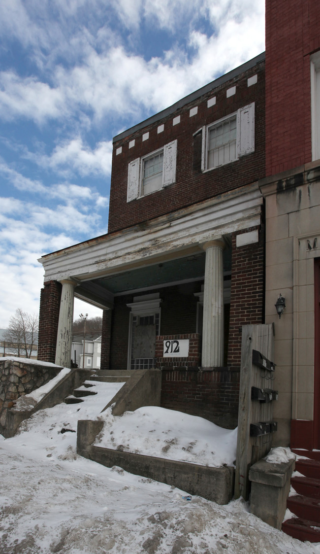 912 Princeton Ave in Bluefield, WV - Foto de edificio - Building Photo