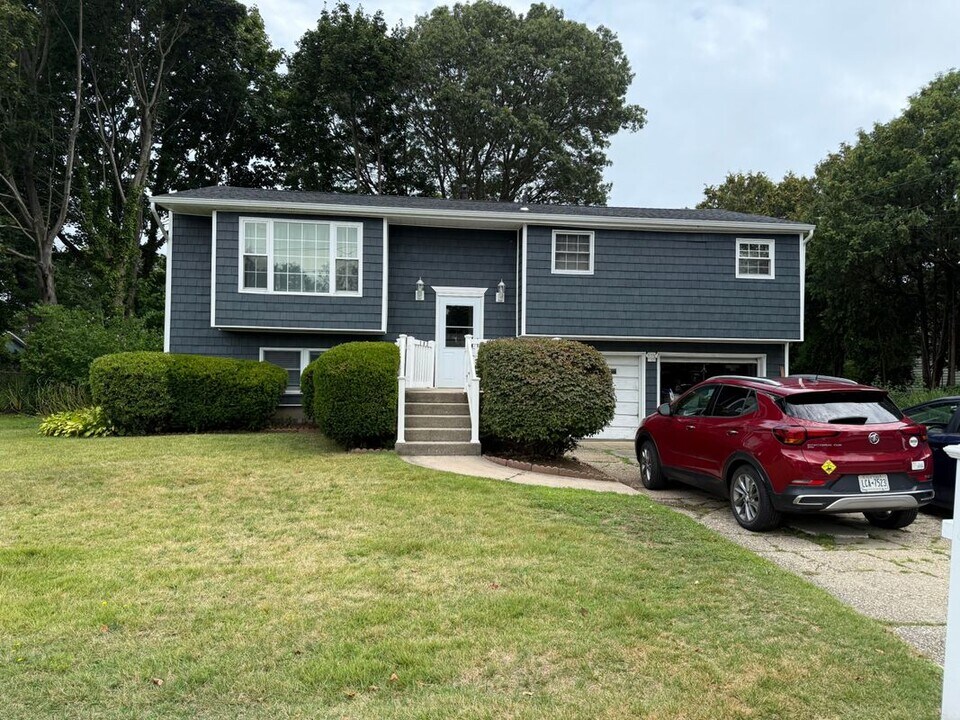 183 Carroll St in Port Jefferson Station, NY - Building Photo