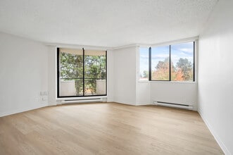 Metro Pointe Burnaby in Burnaby, BC - Building Photo - Building Photo