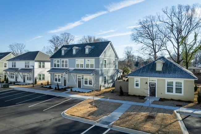 LEO Jamestown in Greer, SC - Foto de edificio - Building Photo