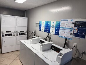 13860 Burbank Blvd in Los Angeles, CA - Foto de edificio - Building Photo