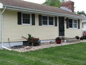 7701 Grover St in Omaha, NE - Foto de edificio - Building Photo